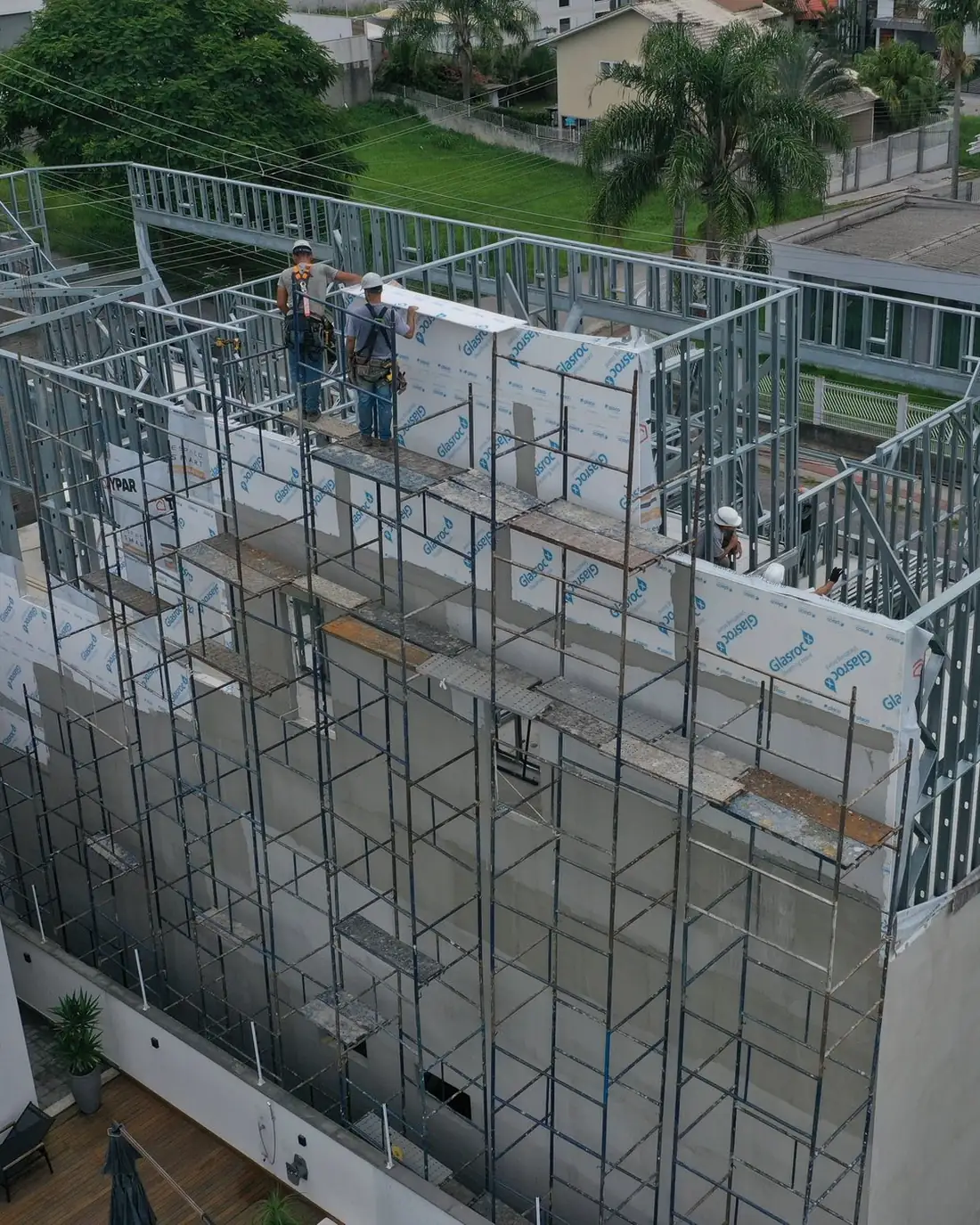 Equipe da HARA instalando as placas de fechamento sobre a estrutura