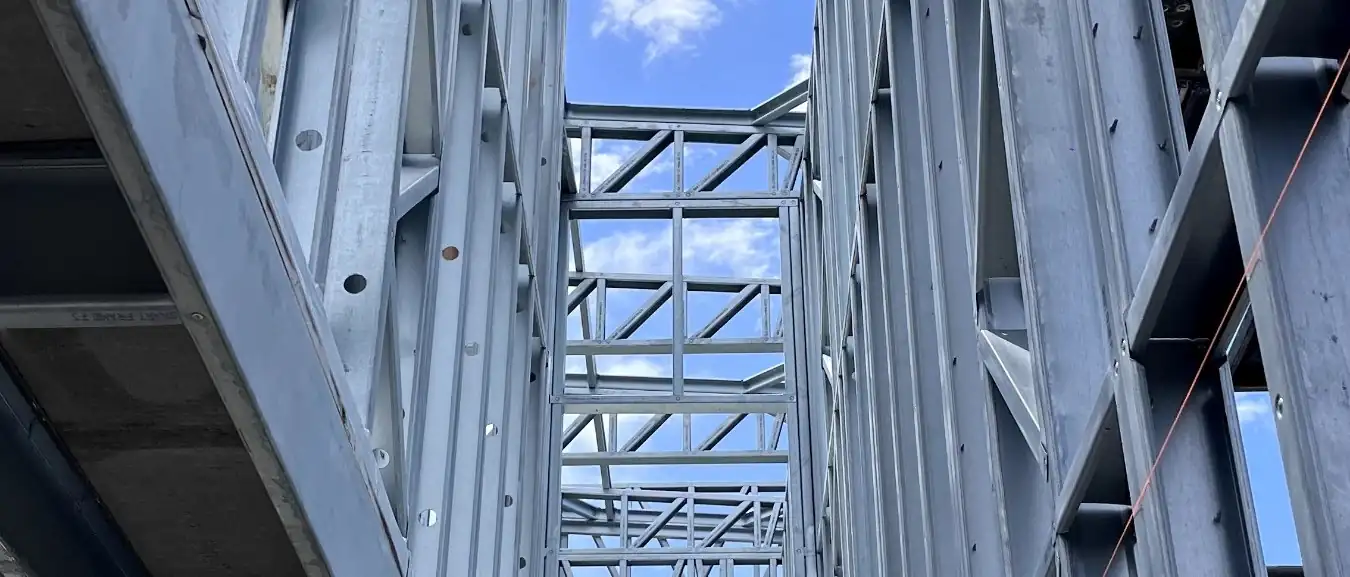 Escada e estrutura em perfis de aço galvanizado, ainda sem fechamento