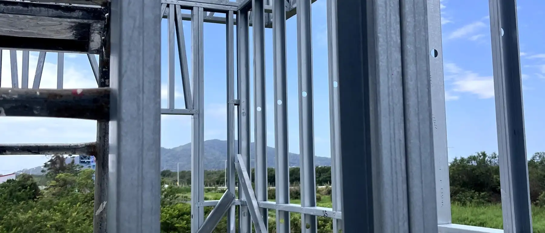 Detalhe de perfis de aço galvanizado parafusados em uma estrutura em Light Steel Frame
