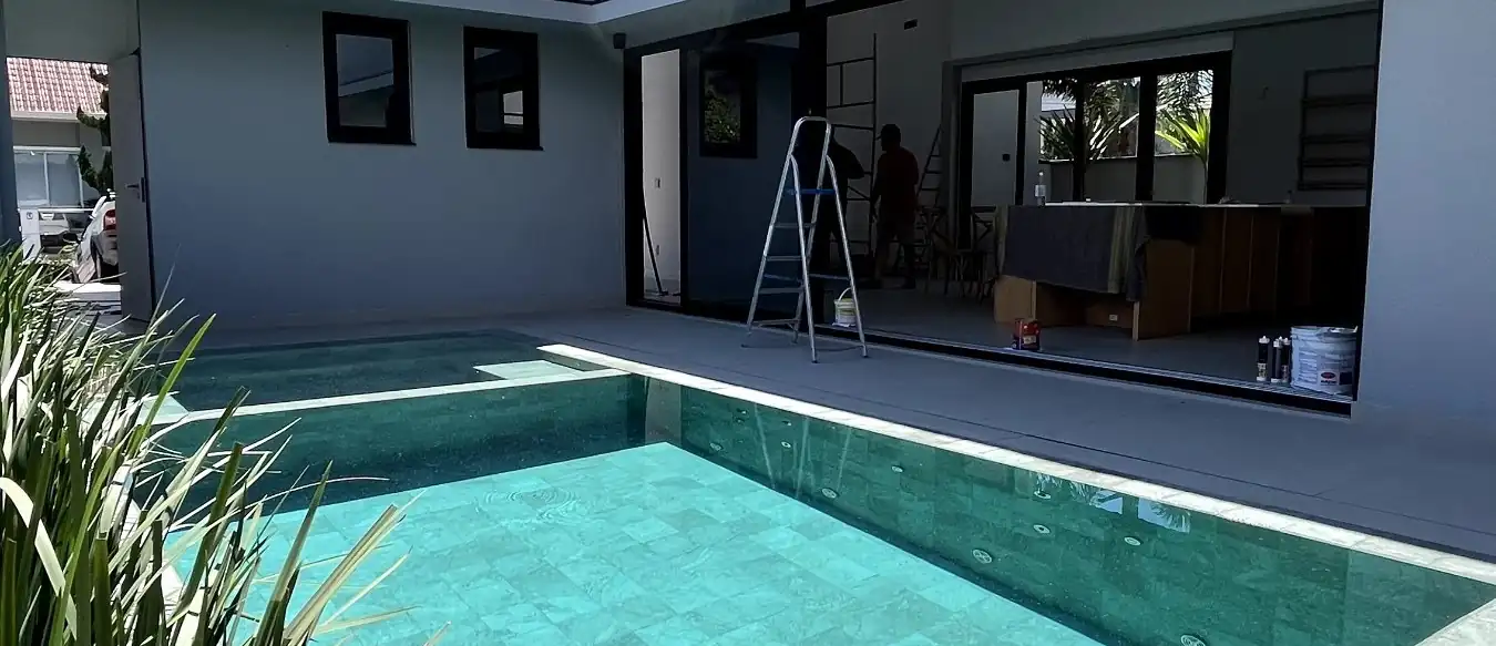Casa em Steel Frame finalizada, com piscina e grandes janelas