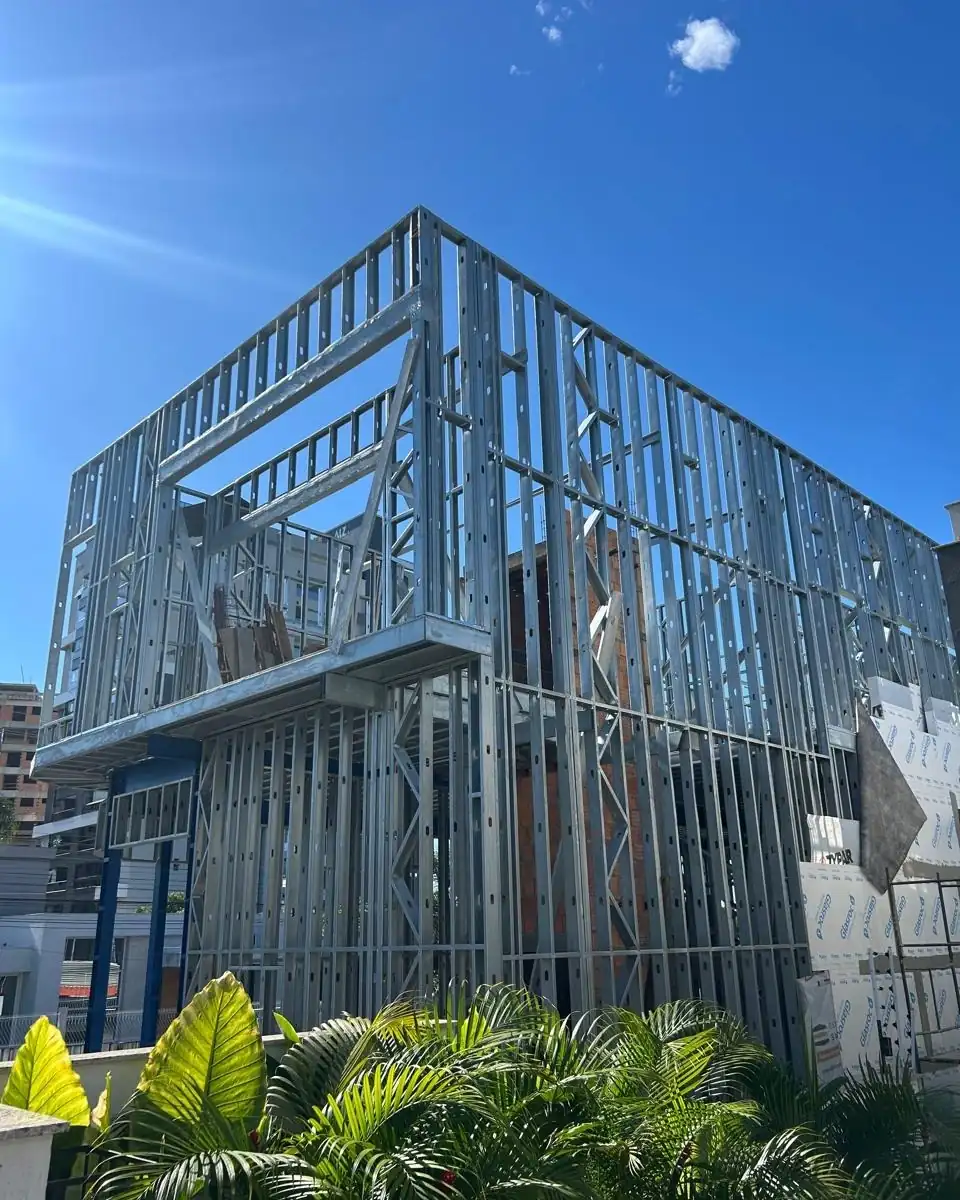Estrutura de perfis de aço galvanizado montada em uma obra da HARA